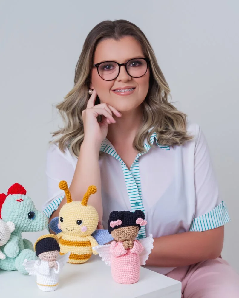 Pry Oliveira, artesã criadora da Amigurumi BH, com seus amigurumis